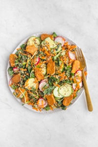 This Kale & Quinoa Salad with Tempeh is an easy and healthy vegan dinner idea! #vegan #salad #quinoa #kale #plantbased #glutenfree