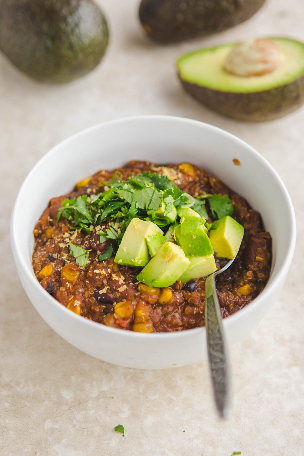 Slow Cooker Vegan Bean & Quinoa Chili #vegan #mealprep #slowcooker #plantbased