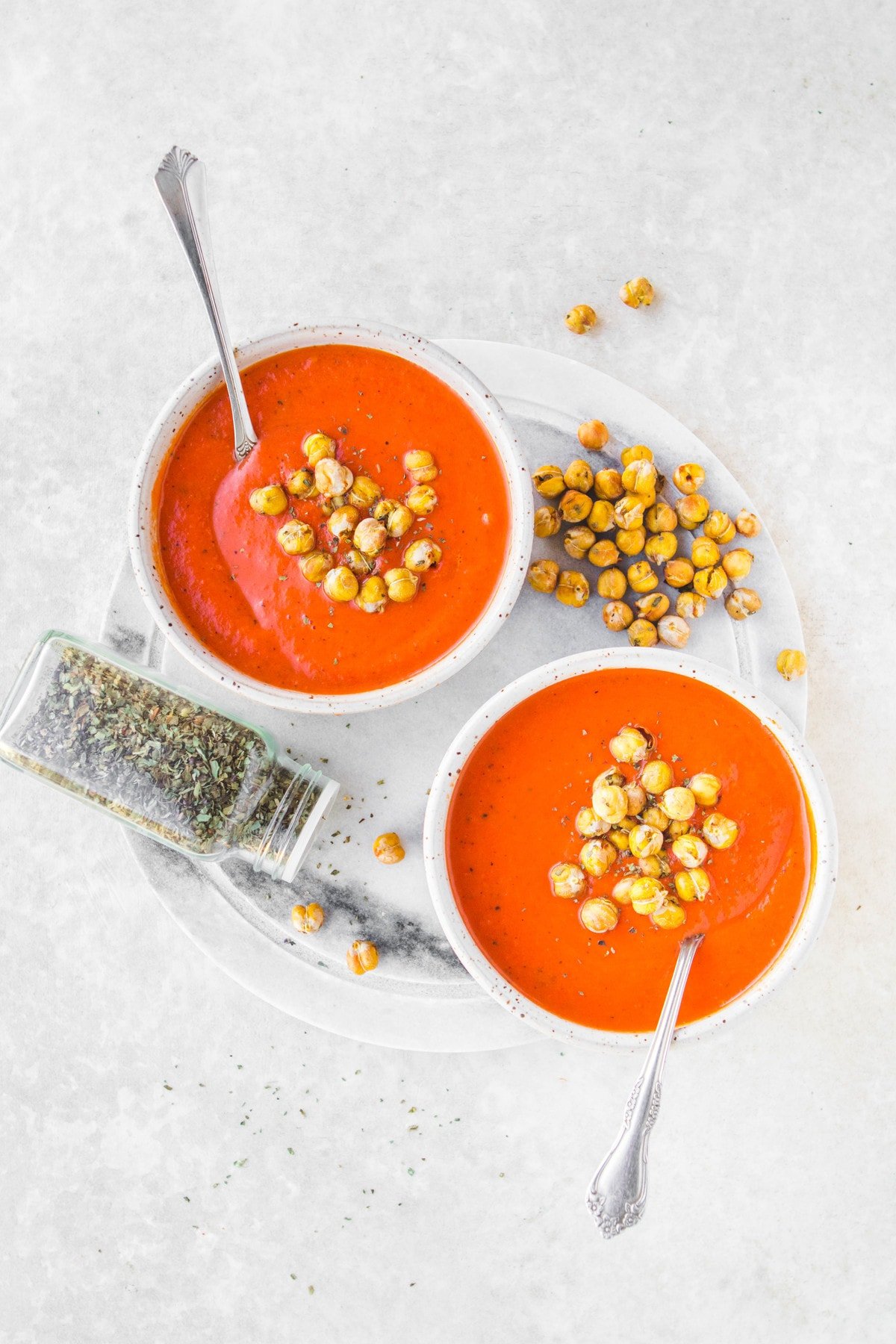This 10 Ingredient Vegan Tomato & Red Pepper Soup is an easy weeknight dinner and perfect for meal prep! #vegan #mealprep #plantbased #tomatosoup #glutenfree #oilfree