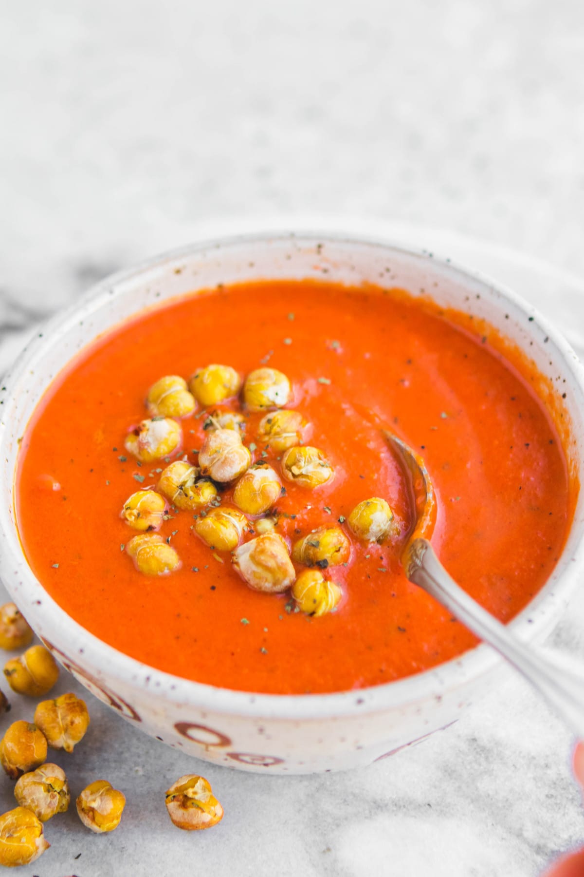 This Vegan Tomato & Red Pepper Soup is an easy weeknight dinner and perfect for meal prep! #vegan #mealprep #plantbased #tomatosoup #glutenfree #oilfree