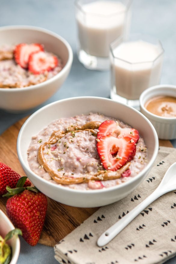 Strawberries and Cream Oatmeal | 5 Healthy Ingredients! - From My Bowl