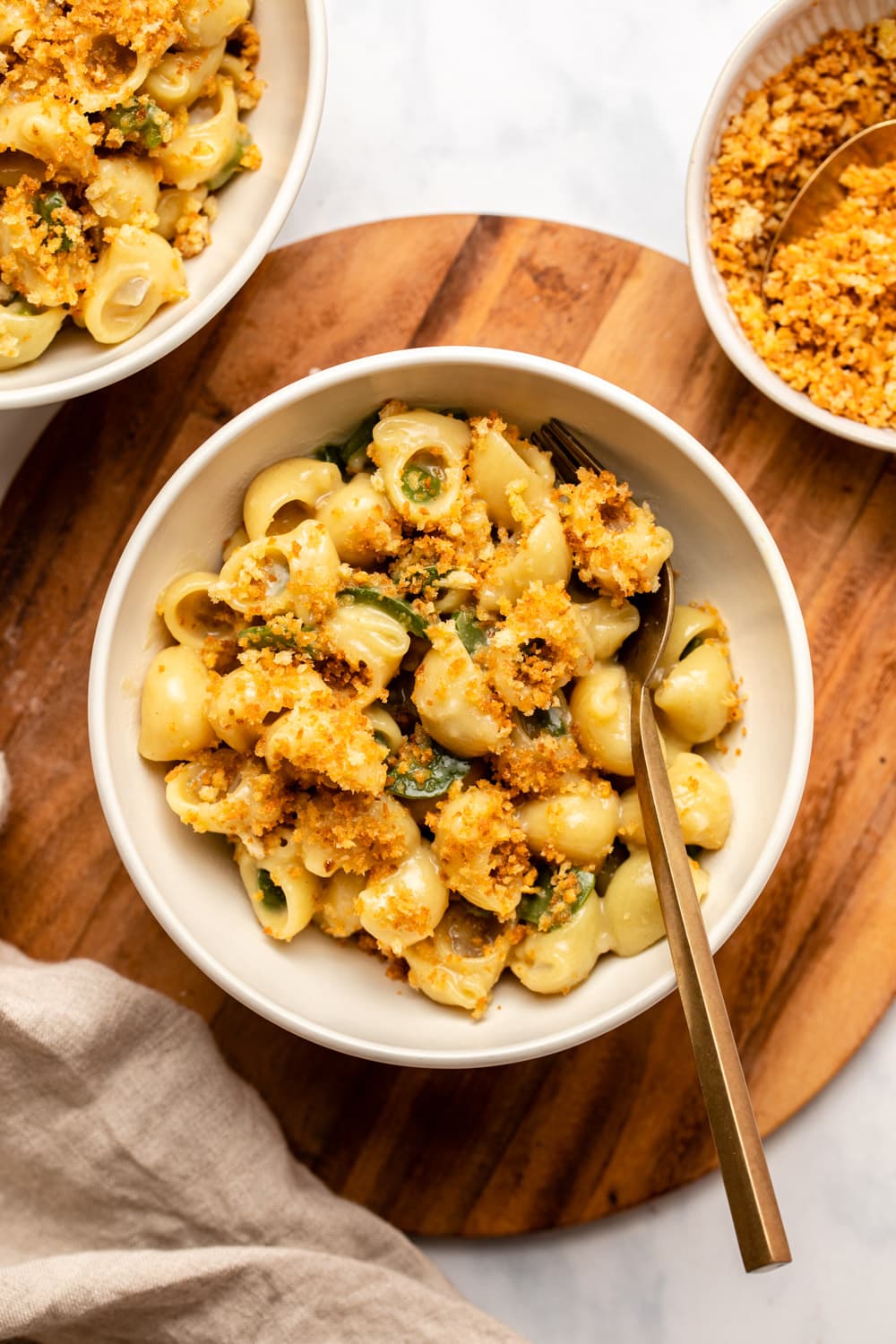 bowls of vegan jalapeño mac and cheese topped with garlic breadcrumbs