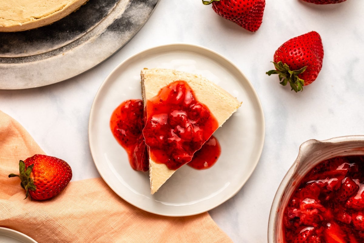 https://frommybowl.com/wp-content/uploads/2022/06/Vegan_Instant_Pot_Cheesecake_Strawberry_Compote_FromMyBowl-14.jpg