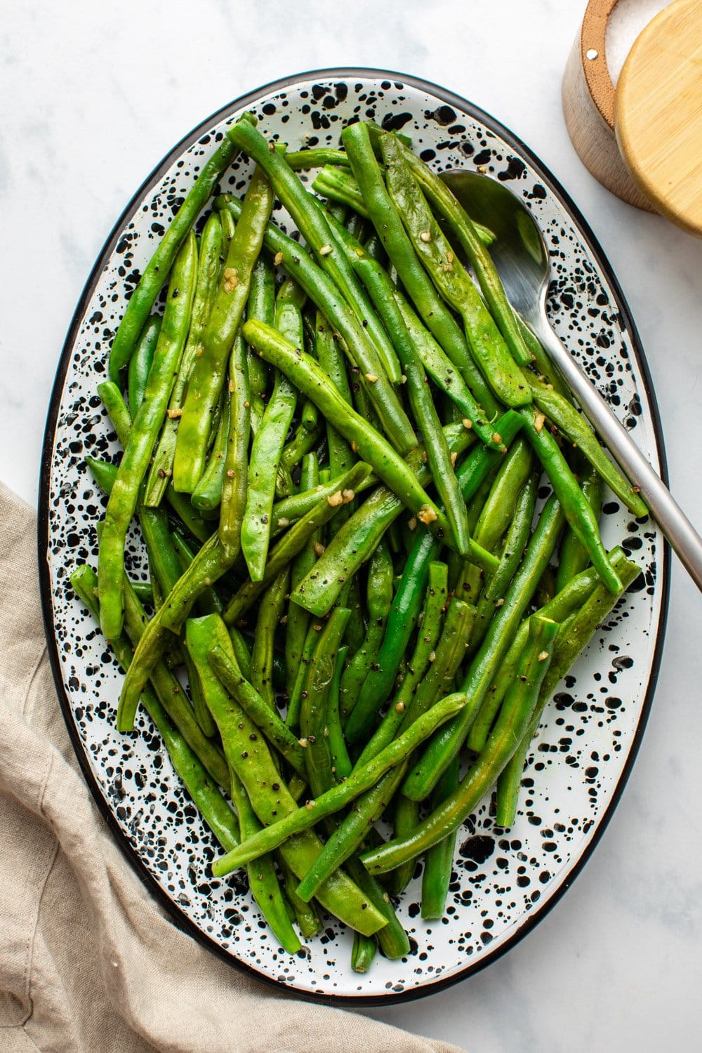 green beans in speckled white serving dish
