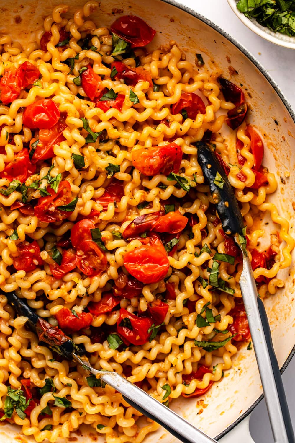 a zoomed in image to roasted cherry tomato pasta